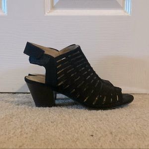 Low heeled black sandals